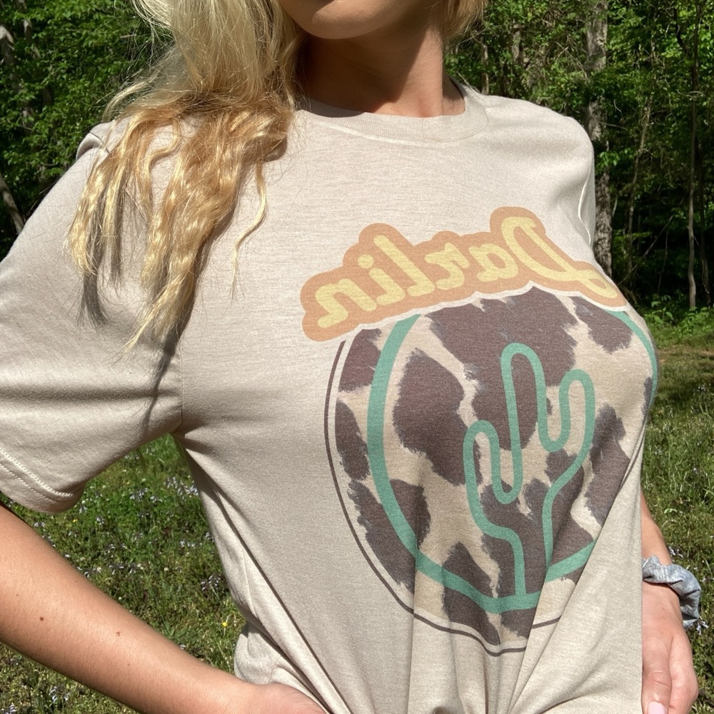 Darlin Graphic Tee! I ACCEPT OFFERS! - Picture 4 of 8